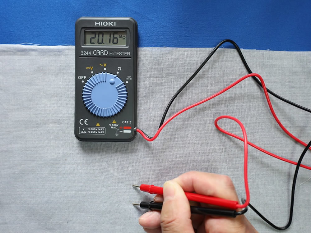 電気を通します